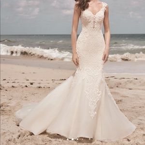 Jada Ivory wedding dress from Maggie Sottero. New & Never worn!